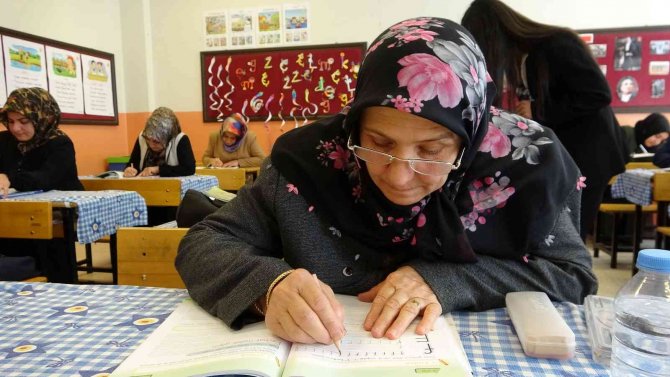 Van’da Okuma Yazma Kursu Kadınlara Umut Oldu