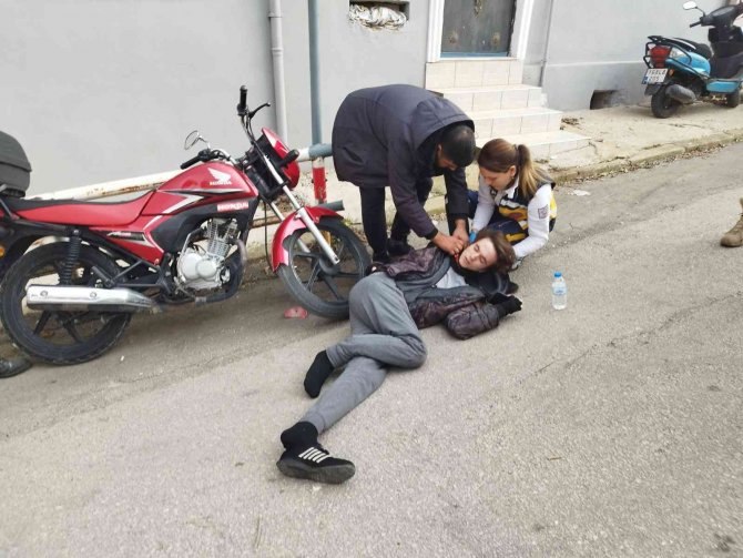 Motosiklet İle Hafif Ticari Araç Çarpıştı: 1 Yaralı