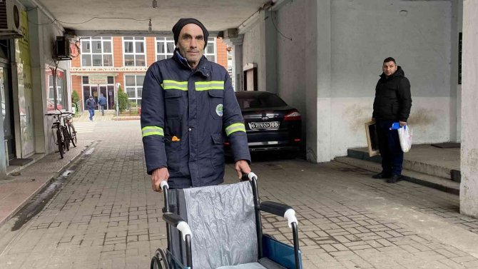 Belediyenin Temizlik İşçisi, Promosyonuyla Engelli Vatandaşa Tekerlekli Sandalye Aldı