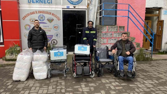 Belediyenin Temizlik İşçisi, Promosyonuyla Engelli Vatandaşa Tekerlekli Sandalye Aldı