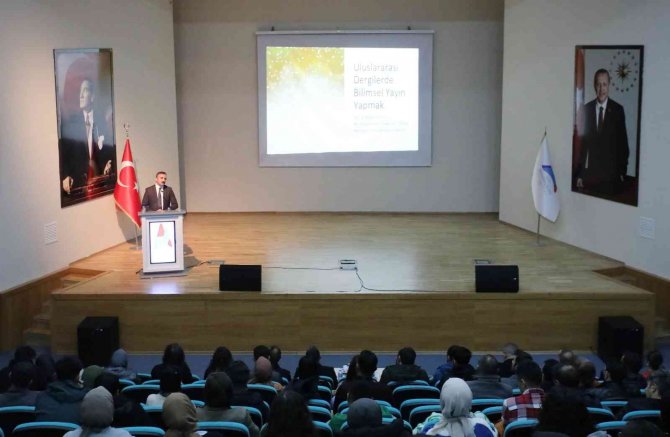 Ai̇çü’de “Uluslararası Dergilerde Bilimsel Yayın Yapma Eğitimi” Semineri Düzenlendi