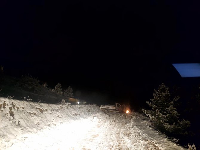 Artvin’de Eşya Taşırken Kar Deniyle Mahsur Kalan Vatandaşları Ekipler Kurtardı