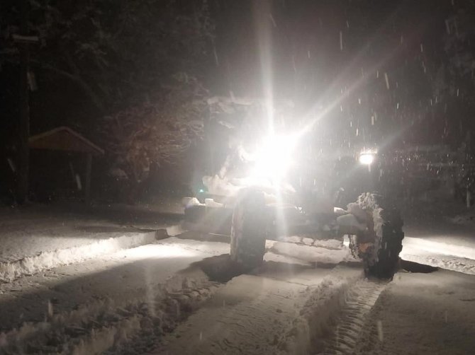 Artvin’de Eşya Taşırken Kar Deniyle Mahsur Kalan Vatandaşları Ekipler Kurtardı