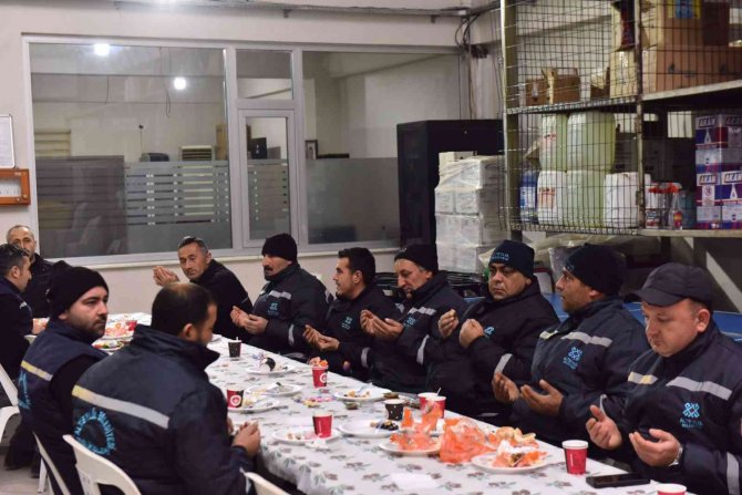 Başkan Avcı Personelinin Yanında