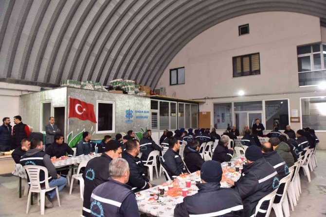 Başkan Avcı Personelinin Yanında