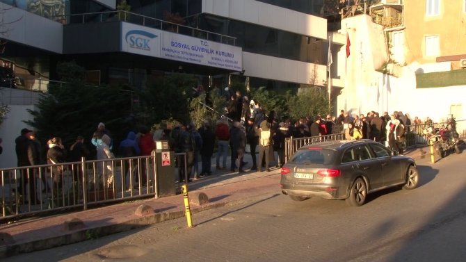 Beyoğlu’ndaki Sgk Binasında Eyt Yoğunluğu