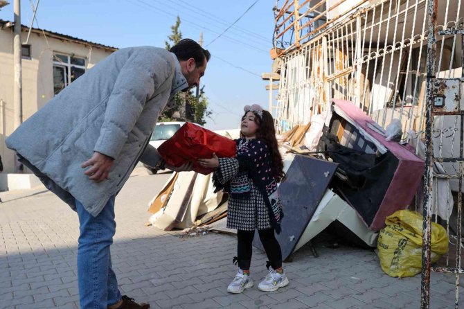 Bucal Belediyesi’nden Çocuklara Yılbaşı Hediyesi