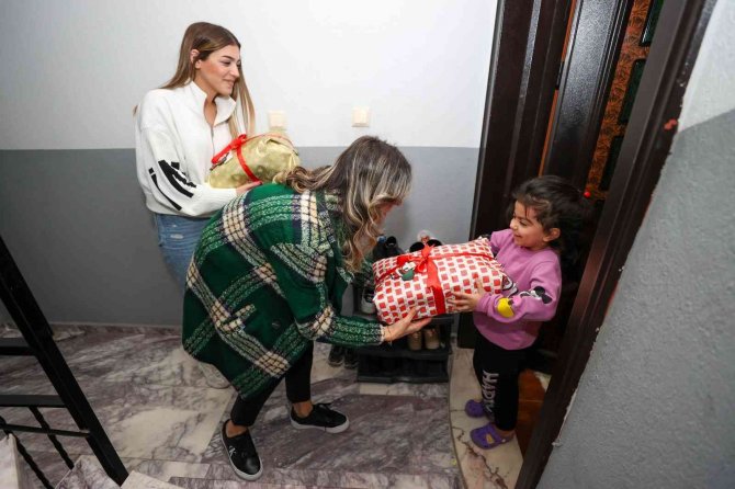 Bucal Belediyesi’nden Çocuklara Yılbaşı Hediyesi