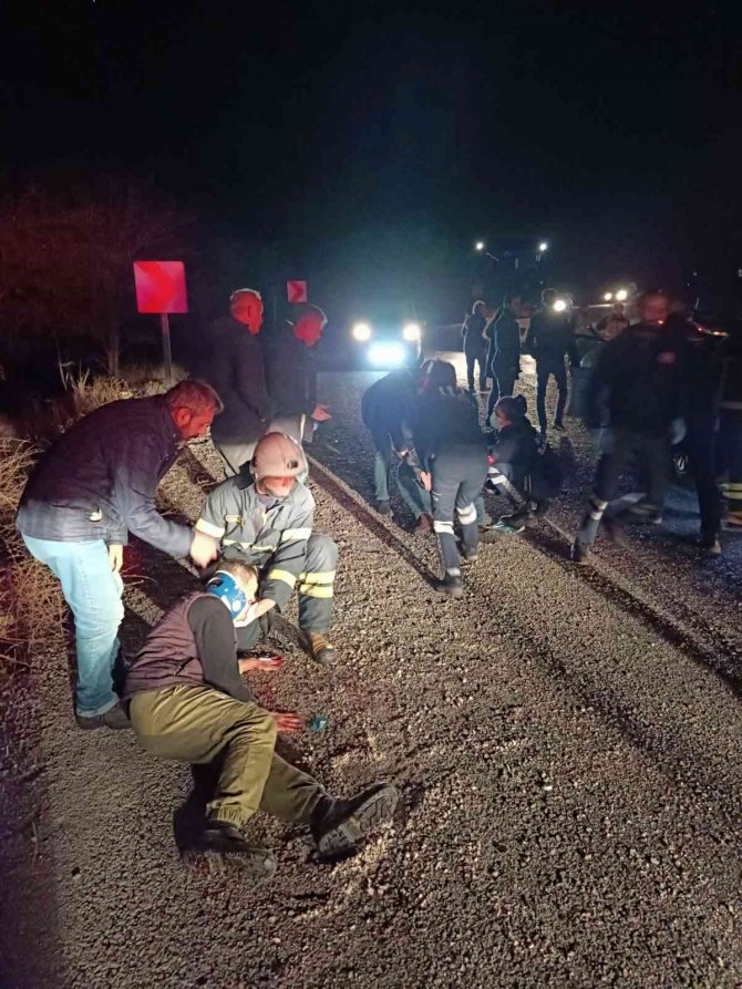 İ̇ki Araç Kafa Kafaya Çarpıştı, 6 Kişi Yaralandı