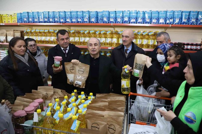 Büyükçekmece’de 8 Ton Ayçiçek Yağı Vatandaşlara Dağıtılıyor