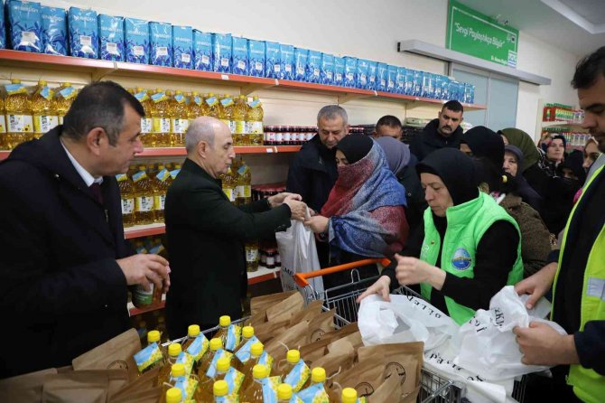 Büyükçekmece’de 8 Ton Ayçiçek Yağı Vatandaşlara Dağıtılıyor