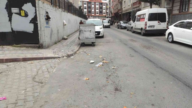 Sultangazi’de Akılalmaz Olay Kamerada: Çöp Poşetini Önce Fırlattı Sonra Tekmeleyerek Götürdü