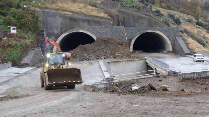 Çukurçayır-1 Tüneli Çıkışındaki Yol Şekillenmeye Başladı