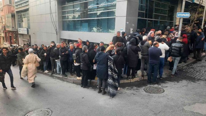 Sgk Binaları Önünde Eyt Kuyruğu