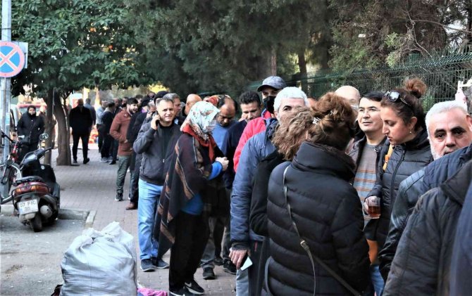 Cumhurbaşkanı Erdoğan’ın Müjdesinin Ardından Vatandaşlar Gözlerini Sgk Önünde Açtı