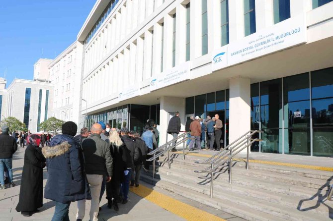 Eyt Bekleyenler Sgk Binalarına Hücum Etti