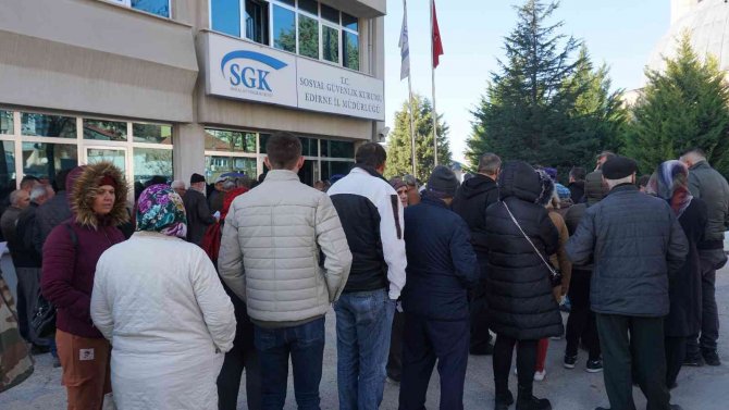Haberi Duyan Sgk Binasına Koştu: Uzun Kuyruklar Oluştu
