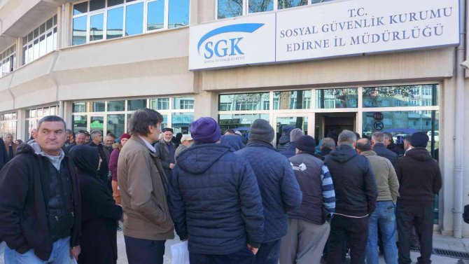 Haberi Duyan Sgk Binasına Koştu: Uzun Kuyruklar Oluştu