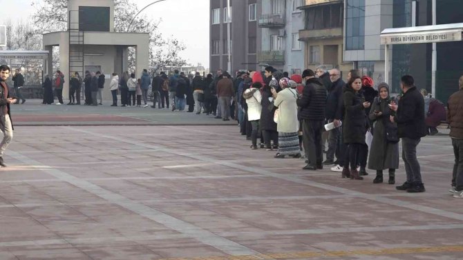 Eyt Müjdesi Sonrası Sgk Önünde Uzun Kuyruklar Oluştu