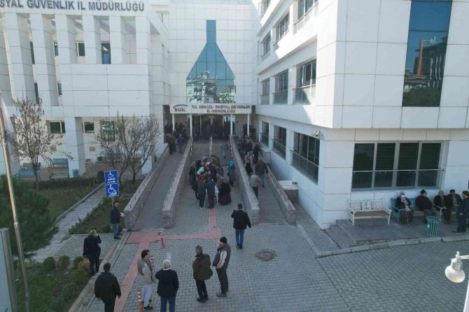 Eyt Bekleyenler Sgk Önünde Kuyruklar Oluşturdu