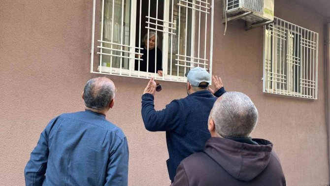 Dolandırıcıların Hedefi Olan Yaşlı Kadın, Polis Dahil Kimseye Kapıyı Açmadı