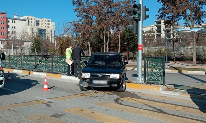 Elazığ’da Kontrolünü Kaybeden Sürücü Refüje Çıktı