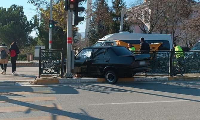 Elazığ’da Kontrolünü Kaybeden Sürücü Refüje Çıktı