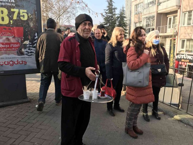 Eskişehir’deki Eyt Kuyruğunda İlginç Bir Çaycı