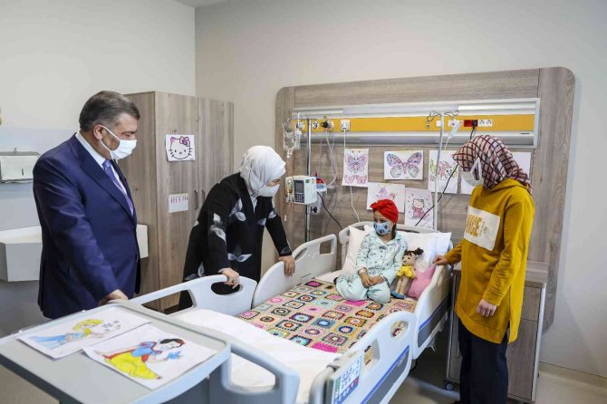 Emine Erdoğan’dan Kanser Hastası Çocuklara Moral Ziyareti