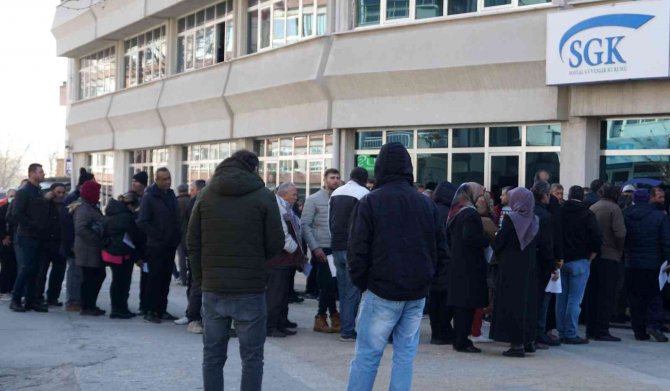 Erzincan’da Sgk Binasında Eyt Yoğunluğu
