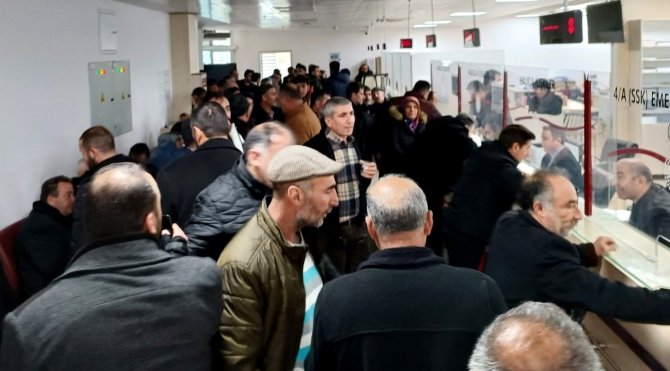 Erzincan’da Sgk Binasında Eyt Yoğunluğu