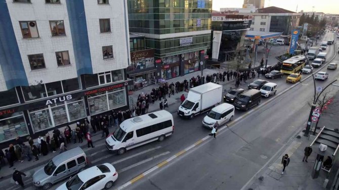 İ̇stanbul’da Sgk Önünde Eyt Kuyruğu