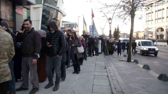İ̇stanbul’da Sgk Önünde Eyt Kuyruğu