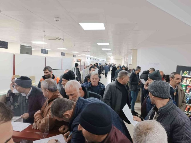 Sgk Binası Önünde Eyt Kuyruğu
