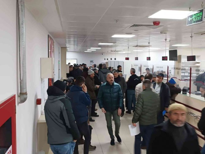 Sgk Binası Önünde Eyt Kuyruğu