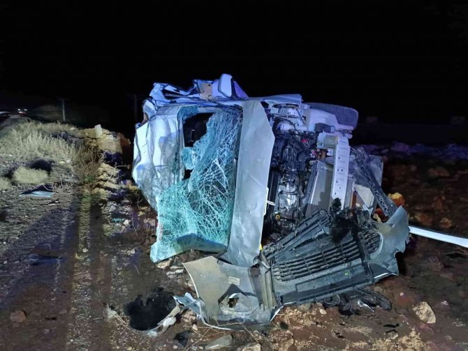 Tır Otomobile Arkadan Çarptı: 3 Yaralı