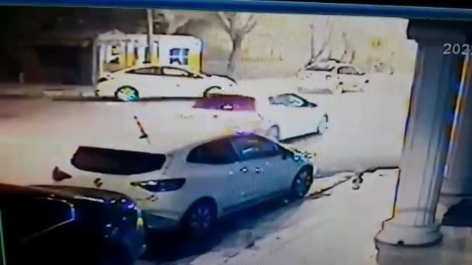 Iğdır‘da Hafif Ticari Araç Otomobile Çarptı: 2 Yaralı