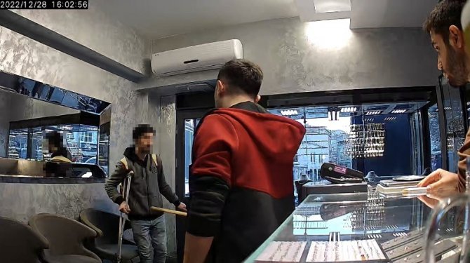 Fatih’te Koltuk Değnekli Şüphelinin Meyve Bıçağıyla Soygun Girişimi Kamerada