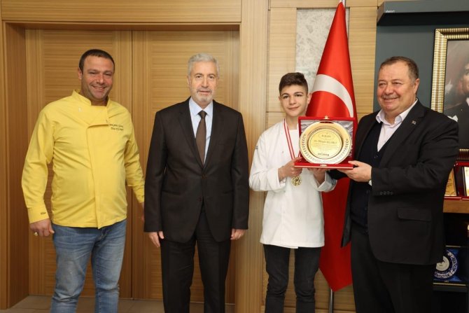 Altın Tavayı Kazanan Öğretmen Ve Öğrencilere Ödül