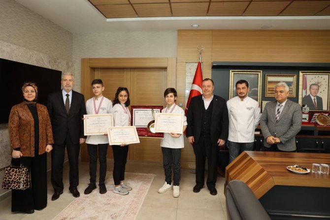 Altın Tavayı Kazanan Öğretmen Ve Öğrencilere Ödül
