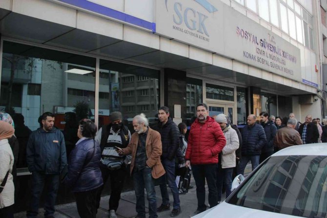 İ̇zmir’de Eyt Kuyruğu