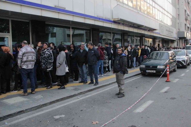 İ̇zmir’de Eyt Kuyruğu