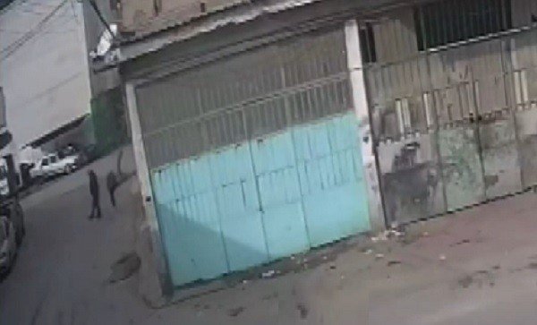 Çatıdan Düşen Esnaf Ölümden Döndü, O Anlar Kamerada