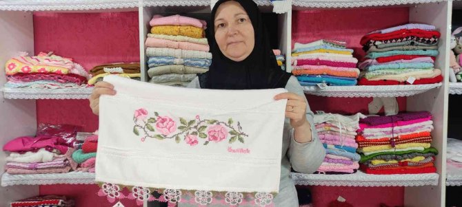Kadınlar Evde Yaptıkları Ürünleri Bu Dükkana Bırakıp Gidiyor