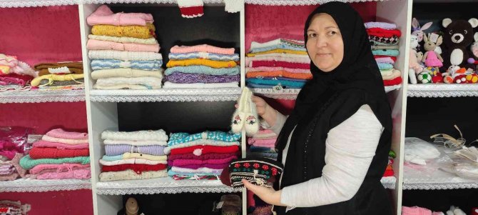 Kadınlar Evde Yaptıkları Ürünleri Bu Dükkana Bırakıp Gidiyor