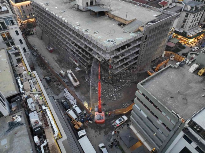 Karaköy’deki Katlı Otoparkın Yıkım Çalışmaları Havadan Görüntülendi