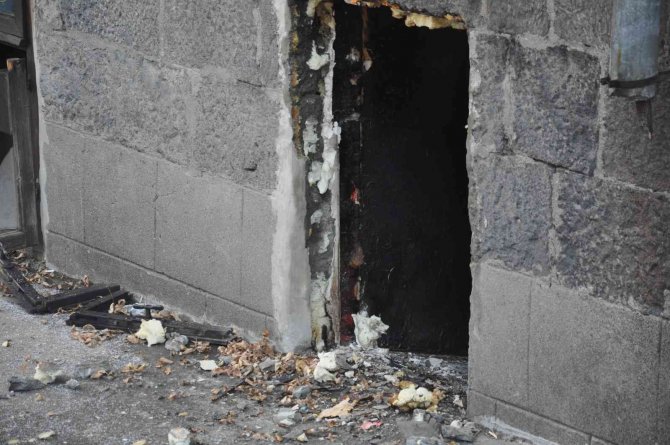 Kars’ta Bir İşyeri Yandı