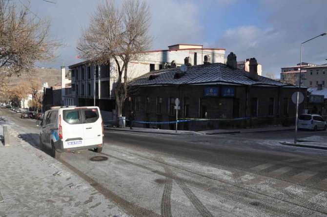 Kars’ta Bir İşyeri Yandı