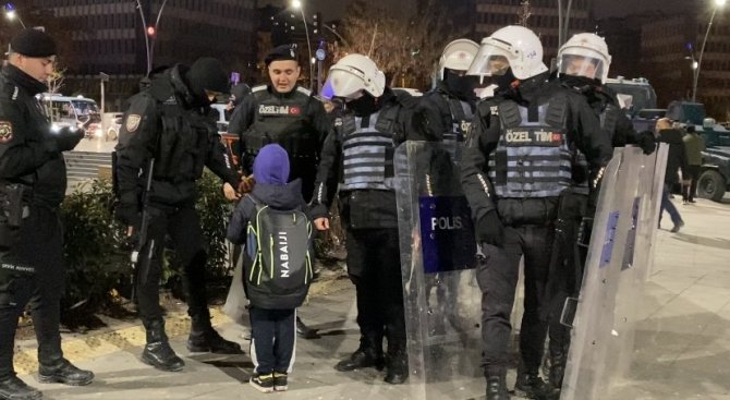 Kartal’da Görev Başında Olan Polisler İle Çikolatasını Paylaşan Küçük Toprak, Yürekleri Isıttı