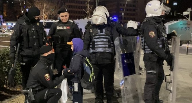 Kartal’da Görev Başında Olan Polisler İle Çikolatasını Paylaşan Küçük Toprak, Yürekleri Isıttı
